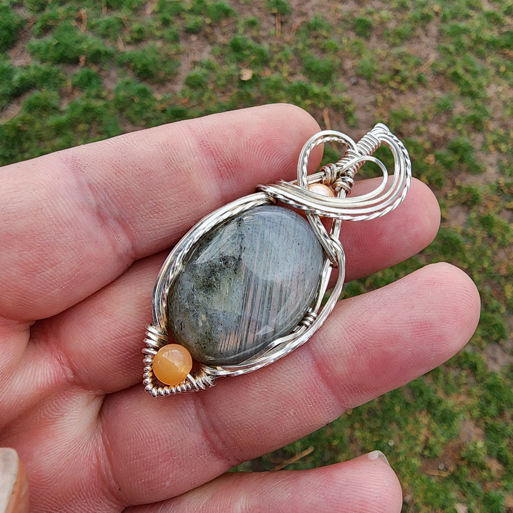 Labradorite Pendant in Sterling Silver.